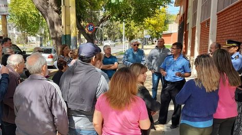 Los Andes | Alrededor de 50 vecinos de Dorrego, víctimas de la inseguridad, asistieron a la reunión con la Policía. Foto: Gentileza