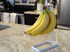 El objetivo no es detener completamente la maduración, algo que no resulta posible en una banana fresca, sino hacer que avance más lentamente.