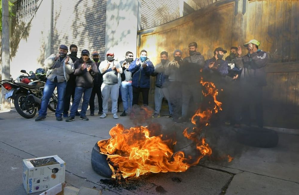 Protestas de empleados de bodegas y viña en 2021. Este viernes inician las discusiones por el salario 2022, y no se descartan tomar medidas extremas si no se alcanza al menos una recomposición del 60% sobre los importes remunerativos. Foto: Orlando Pelichotti (Archivo)