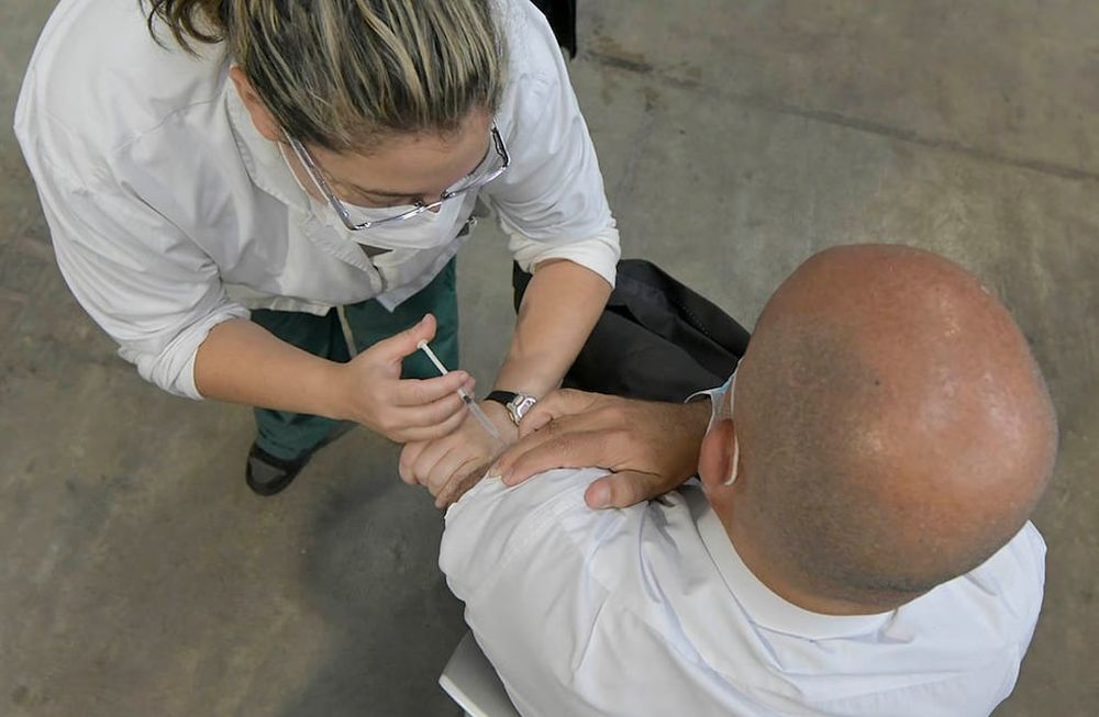 El Consejo Federal de Salud consensuó acelerar el plan de completar esquemas de vacunación en mayores de 40 años. Foto: Orlando Pelichotti / Los Andes