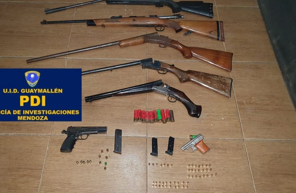Arrestaron a dos hombres con un arsenal en una finca en Guaymallén. | Foto: Ministerio de Seguridad y Justicia