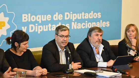 Dirigentes y legisladores opositores acusaron al Gobierno de cerrar la Agencia Nacional de Discapacidad para tapar presuntas coimas.