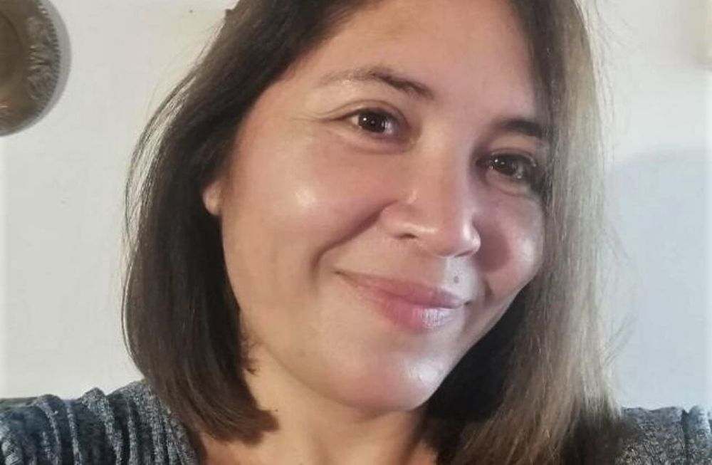 Ingrid se recibió de docente en medio de su tratamiento de quimioterapia.