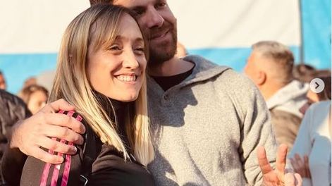 La senadora nacional Anabel Fernández Sagasti y su novio, el influencer kirchnerista Cristian Cimminelli, durante la marcha de a favor de Cristina Kirchner en Plaza de Mayo.