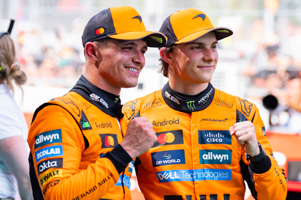  El piloto australiano del equipo McLaren Oscar Piastri (d), y el piloto británico del equipo McLaren Lando Norris, celebran el primer y segundo puesto respectivamente en el Gran Premio de España de Fórmula Uno, este domingo en el circuito de Barcelona-Cataluña, en Montmeló (Barcelona).- EFE/ Siu Wu  