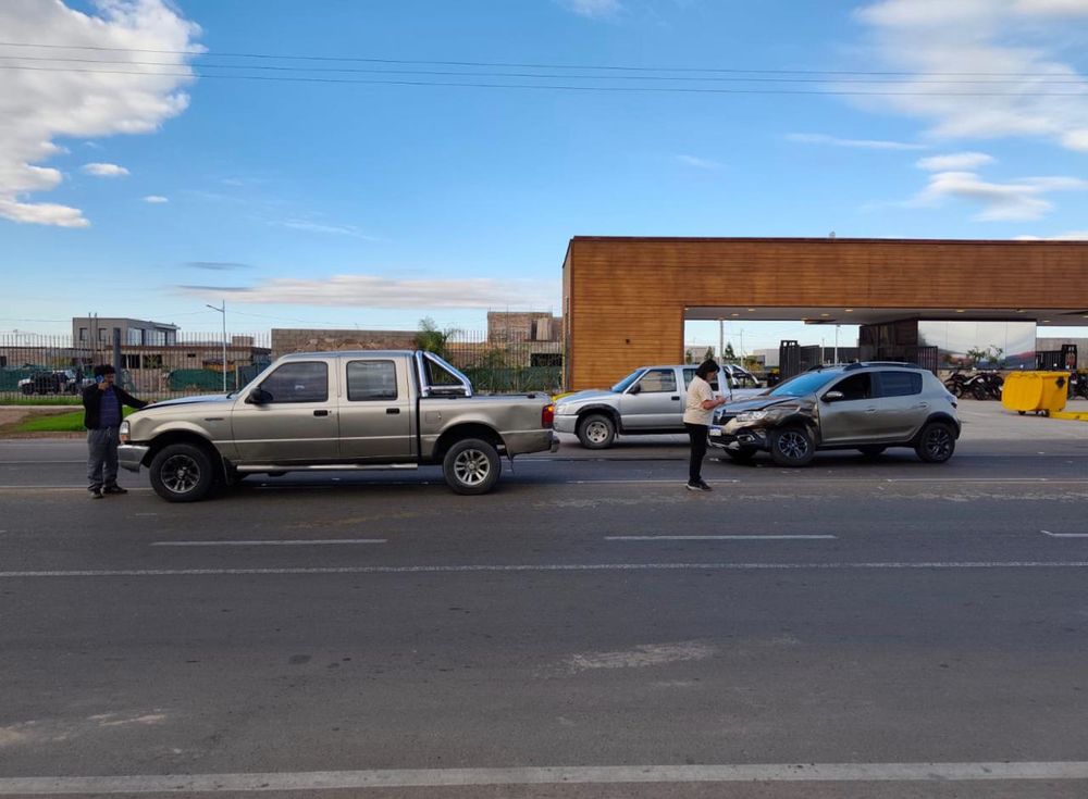 Caos y peligro: nuevo accidente en el ingreso a dos barrios donde los vecinos piden urgente una solución