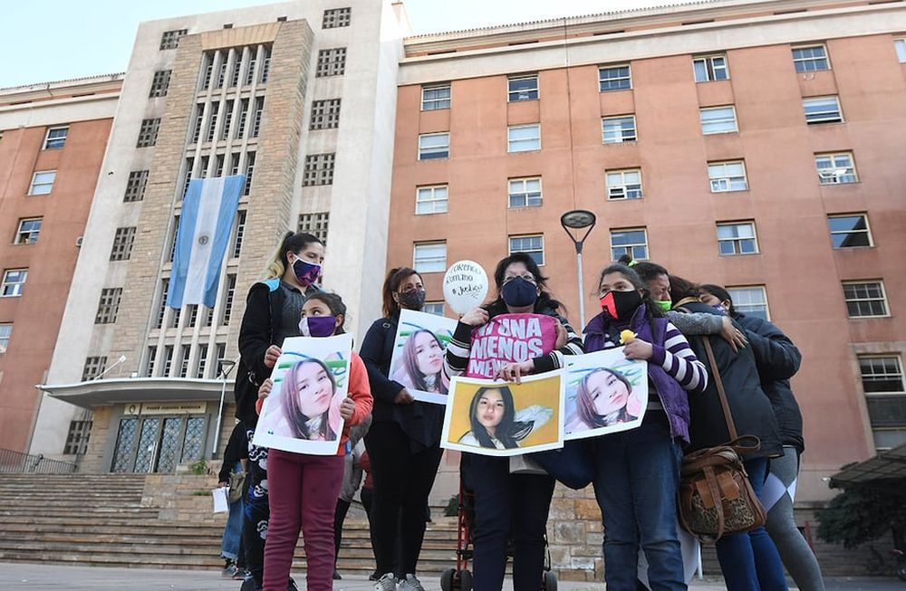 Juicio femicidio Florencia RomanoEn Tribunales Provinciales se realizó el juicio abreviado a Pablo Arancibia por el femicidio de Florencia RomanoFamiliares y amigos, esperan a los padres de Florencia en Tribunales