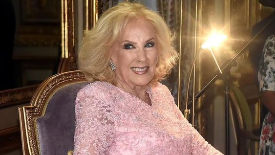 Mirtha Legrand fue condecorada en la embajada de Francia en Argentina / Gentileza