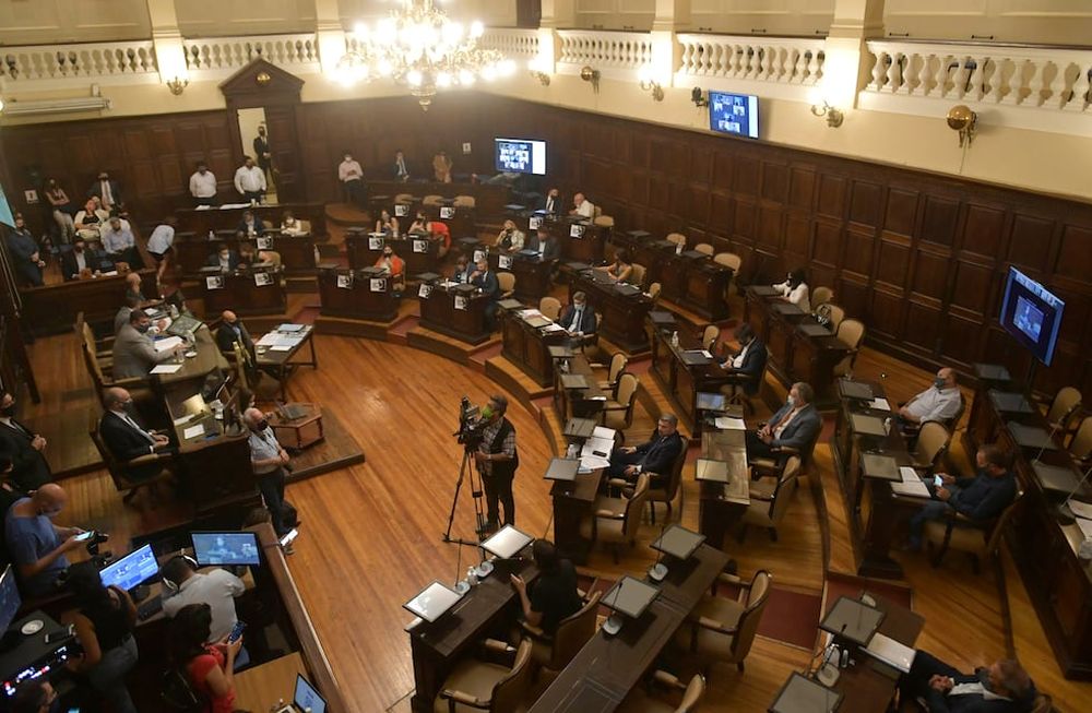 Tras varios meses de aislamiento social y sesiones virtuales, la Legislatura Provincial volvió a sesionar dentro del recinto, con protocolos sanitarios de por medio / Orlando Pelichotti