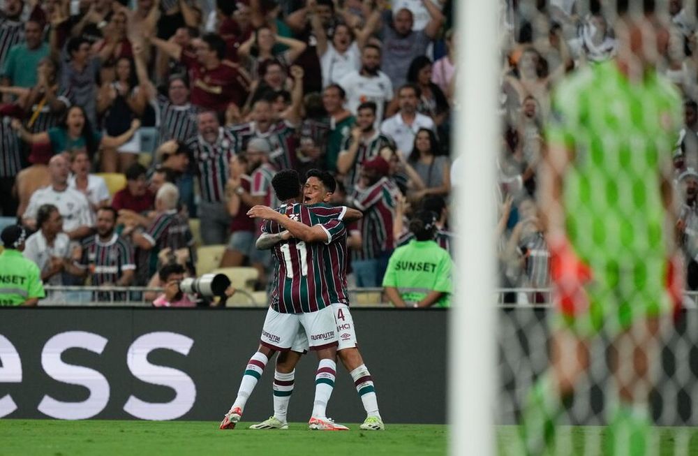 Germán Cano (derecha), de Fluminense de Brasil, festeja con su compañero Keno luego de anotar ant Internacional en la ida de las semifinales de la Copa Libertadores, el miércoles 27 de septiembre de 2023.