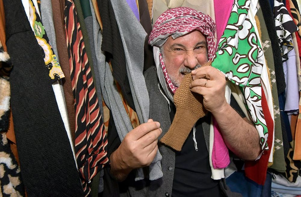 Luis heredó la pasión por el comercio de su familia árabe. En su local se pierde entre las prendas, da tips y no para de vender. | Foto: Orlando Pelichotti / Los Andes