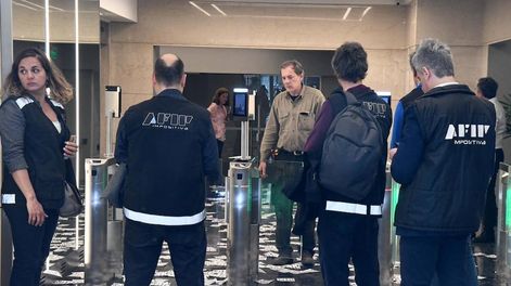 El organismo de control investiga a 176 empresas que no estaban habilitadas para realizar esas operaciones comerciales y las simularon bajo la utilización de documentación y SIMIs falsas, con el único objetivo de enviar divisas al exterior.Foto: Télam.