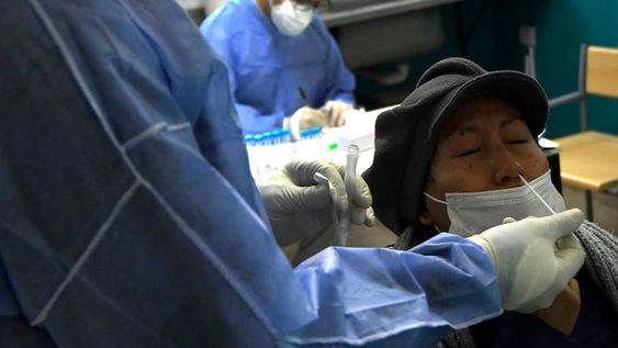 Se realizó el seguimiento epidemiológico de 996 personas residentes en Rosario con antecedentes de viaje al exterior. 15 dieron resultado positivo de Covid-19, entre ellas, hay tres casos con la variante Delta.