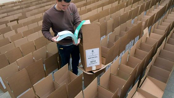 La Junta Nacional Electoral ya tiene listas las boletas, urnas y accesorios que se usarán este próximo domingo en las elecciones municipales Foto: Orlando Pelichotti