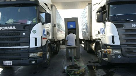 Espera de una hora para cargar gas oil en la última YPF antes de subir a Ruta Internacional 7, en Luján de Cuyo. Foto: Orlando Pelichotti/Los Andes