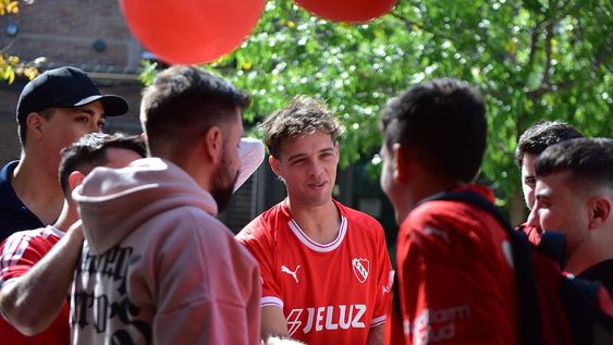 El influencer Santiago Maratea y una colecta histórica para Independiente de Avellaneda. / Gentileza.