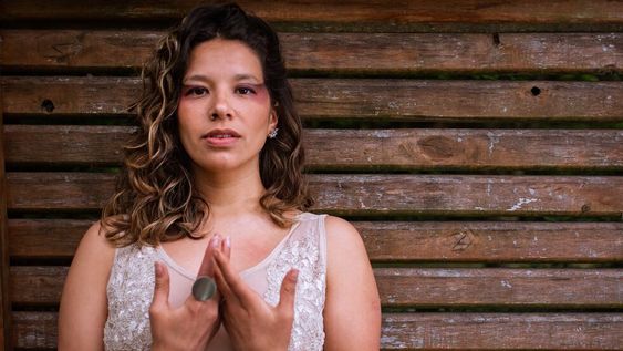 La cantautora argentina Milena Salamanca presenta su segundo disco en un íntimo show por streaming.