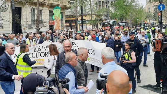Desde principios de febrero, miles de productores europeos han salido a la calle, a pie o con sus tractores. Protesta del día 22 de marzo en Granada, España.Foto: Mauricio Manini / Los Andes