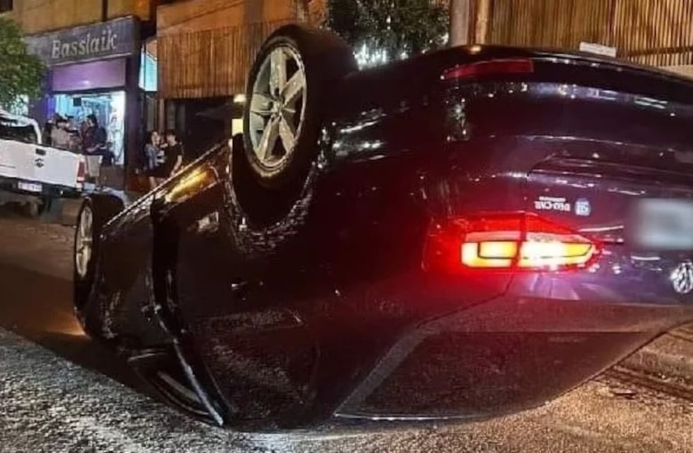 Una mujer conducía borracha, chocó a un auto estacionado y comenzó a insultar con expresiones racistas a las víctimas. Gentileza: El Territorio.