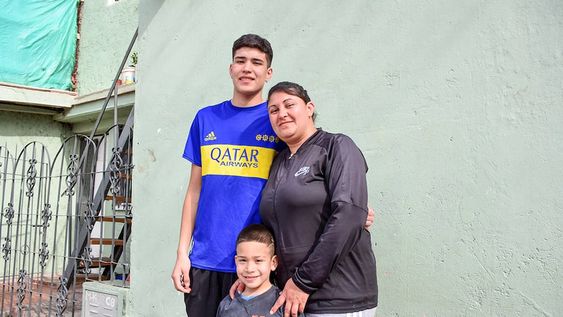 Franco ha sido sometido a estudios para determinar si tiene acromegalia. “Me cuesta mucho el tema de la ropa”, admite junto a su hermano Noah y su mamá. Foto: Mariana Villa / Los Andes