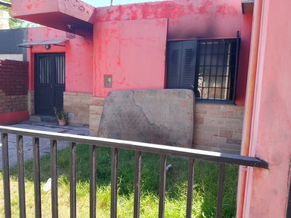 Los bomberos extinguieron el incendio que se desató esta mañana en una vivienda del barrio Municipal. Los Andes.