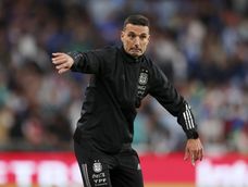 Fútbol. Lionel Scaloni quiere a todos sus muchachos juntos y disputar un amistoso al menos antes de viajar a Kansas. Fútbol. Lionel Scaloni quiere a todos sus muchachos juntos y disputar un amistoso al menos antes de viajar a Kansas.