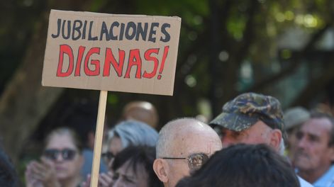 A nivel nacional, se calcula que casi 260.000personas no van a poder jubilarse este año. En Mendoza, alrededor de 50.000. | Foto: Ramiro Gómez / Los Andes