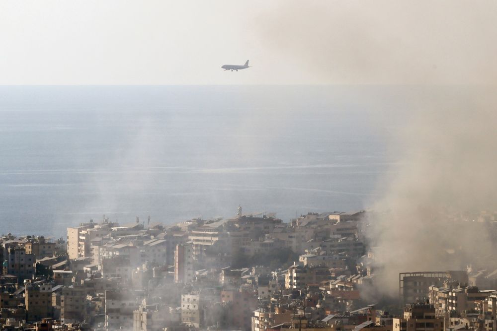 Un avión de Middle East Airlines, la aerolínea nacional del Líbano, se prepara para aterrizar en el aeropuerto internacional de Beirut, Líbano, el 3 de marzo de 2026. El ejército israelí declaró que está realizando ataques en todo el país contra la infraestructura y el personal de Hezbolá. 