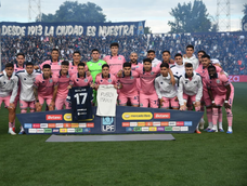 Un gesto que vale más que mil palabras, el plantel de Independiente Rivadavia alentó a Maxi Sala.