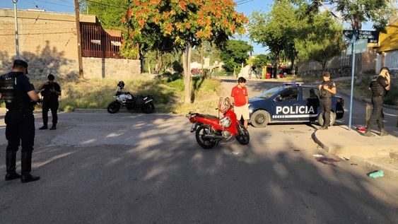 Joven motociclista chocó contra un cordón, cayó al asfalto y está grave