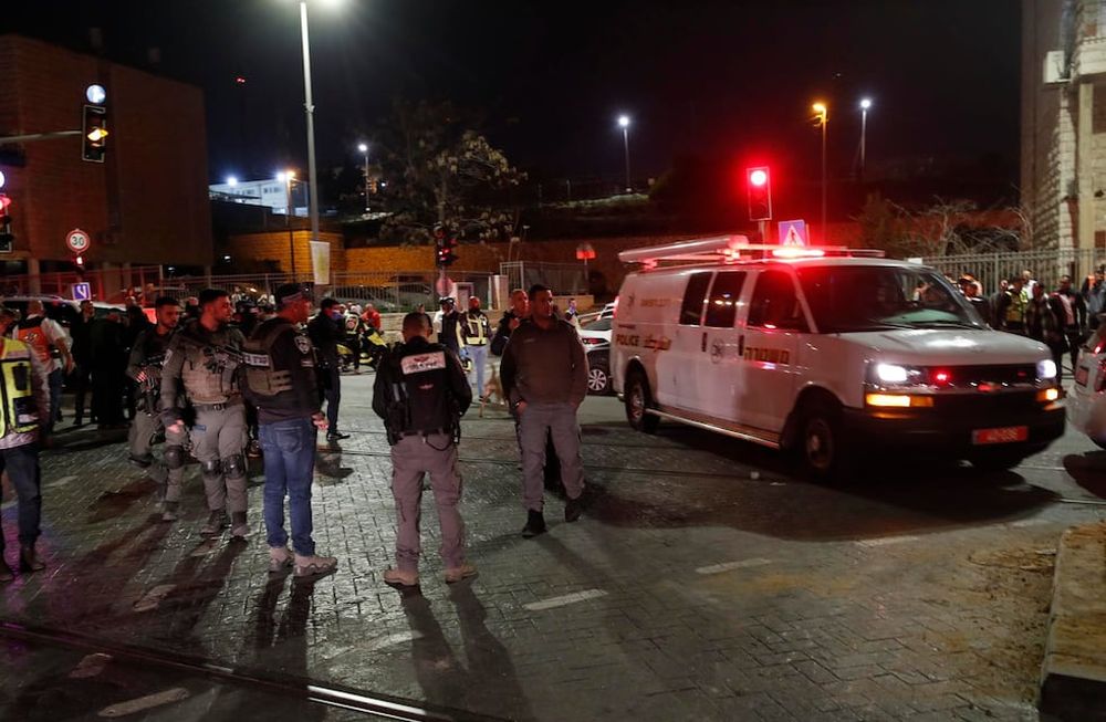 Los servicios de emergencia trabajan en la escena de un tiroteo en una sinagoga en el área de Neve Yaakov en Jerusalén, Israel, el 27 de enero de 2023. Según el Ministerio de Relaciones Exteriores de Israel, al menos ocho personas murieron y diez más resultaron heridas en un ataque con disparos en una sinagoga en Jerusalén. Foto: EFE/EPA/ATEF SAFADI