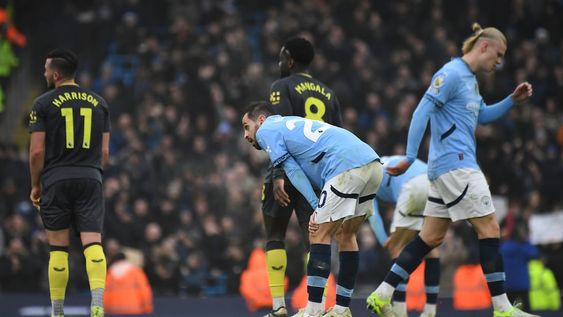 El portugués Bernardo Silva y el noruego Erling Haaland, del Manchester City, se lamentan tras empatar ante el Everton en un partido de la Liga Premier, el jueves 26 de diciembre de 2024 (AP Foto/Rui Vieira)