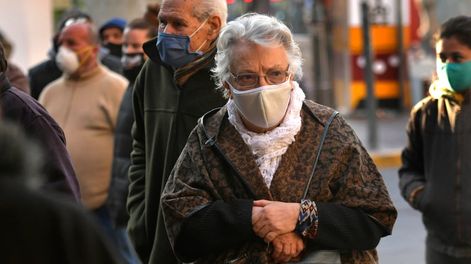 Para evitar el cuento del tío, capacitarán a personas mayores en las filas de los bancos. / archivo