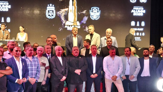 El presidente de la AFA, Claudio Chiqui Tapia, recibió el Alumni de Platino.