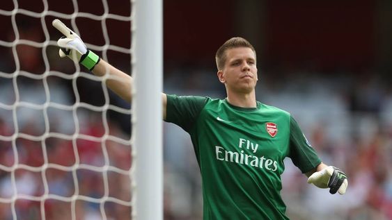 El Arsenal inglés multó a su arquero por fumar en la ducha