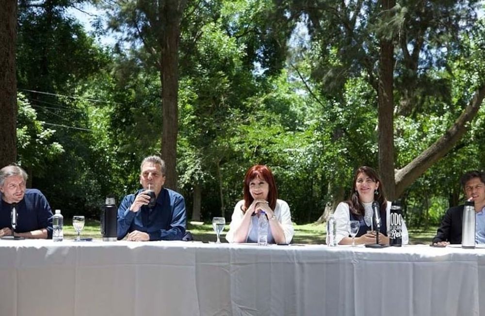 Máximo Kirchner, Sergio Massa, la intendenta de Moreno, Mariel Fernández, y Axel Kicillof. (PJ Bonaerense)