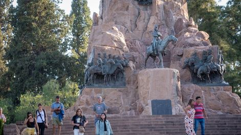 Turistas disfrutan del Cerro de la Gloria.Foto: Ignacio Blanco / Los Andes