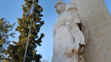 Los Andes | Estatua rotaMonumento al coronel Manuel Dorrego quebrado.En 1991 el artista plástico Fausto Caner emplazó el Monumento del Coronel Dorrego, en la plazoleta que se encuentra quebrado y abandonado  en el inicio de la Calle Dorrego, en el departamento Gua