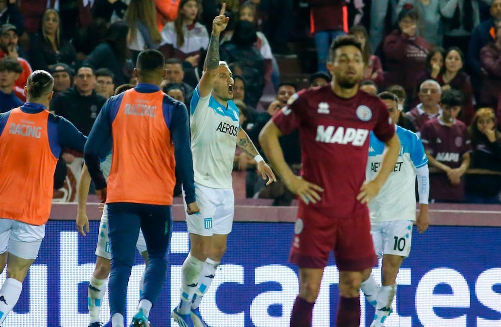 Enzo Copetti, delantero de Racing, autor del gol de la ventaja ante Lanús. (Fotobaires)
