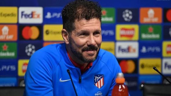 El técnico del Atlético de Madrid no quiso entrar en la polémica del pasillo al campeón y expresó que no comparte el tradicional gesto.
