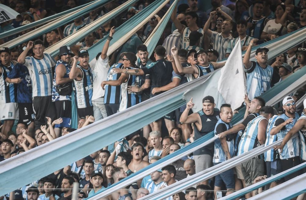 Más de 20 hinchas de Racing Club se esperan en Paraguay. Impresionante. / Gentileza.
