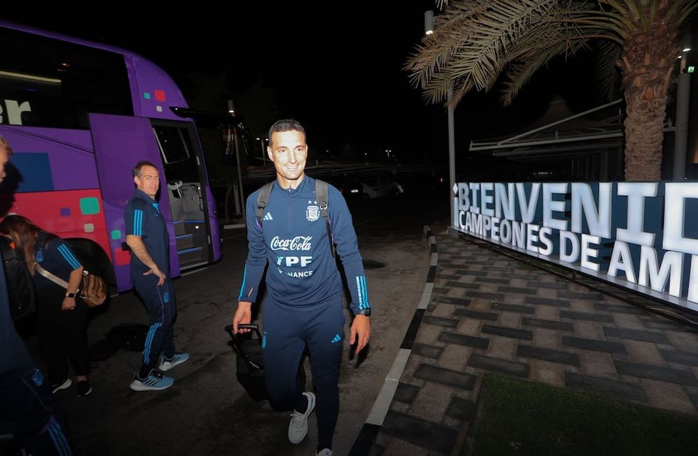 Scaloni ya está en Doha y espera por sus jugadores para el Mundial. (Foto: Prensa Argentina).