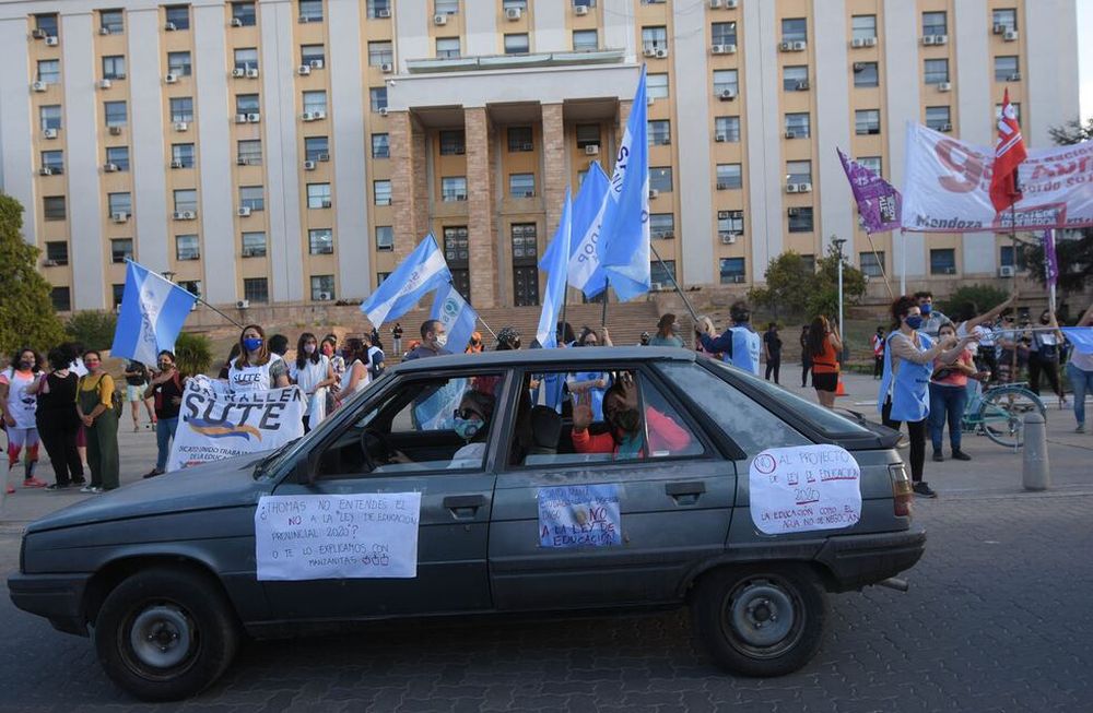 En la calle. El SUTE convocó al caravanazo que recorrió varias arterias de la ciudad y terminó en Casa de Gobierno. Banderas y bocinas fueron protagonistas. Foto: José Gutiérrez