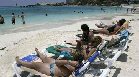 Sturzenegger defendió a los argentinos que vacacionan en el exterior: Son héroes de la producción