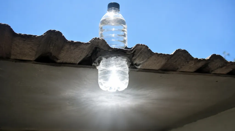 Con este sencillo truco, podés convertir una botella de plástico con agua en una lámpara, sin electricidad.&nbsp;