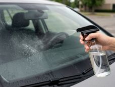 El vinagre blanco es una solución económica para que el parabrisas del auto brille.