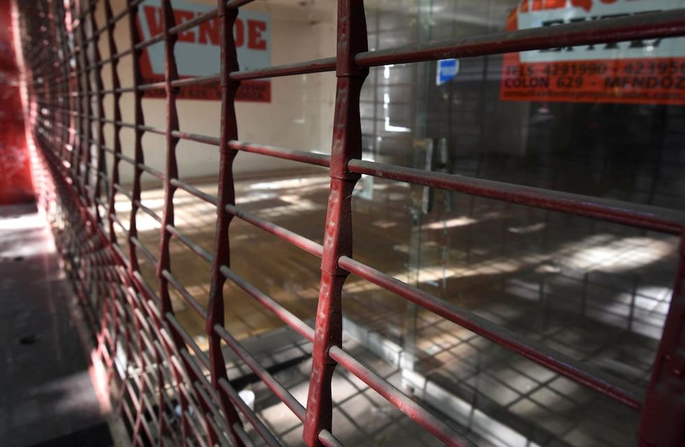 El Banco Central buscará ayudar a los negocios que se vieron afectados por la pandemia de coronavirus. - Los AndesEn el microcentro mendocino pueden verse numerosos locales comerciales cerrados debido a la crisis socio económica que atraviesa el país.comercios   rejas   centro   cierre   inflación   recesión   devaluación   Foto: Gustavo Rogé / Los Andesavión, vuelos, aeropuerto, vista aérea.