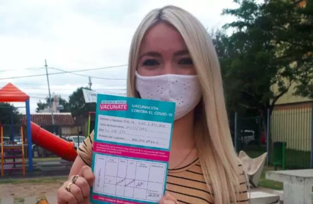 Stefanía Purita Díaz posando con la libreta de vacunación - Foto: Twitter