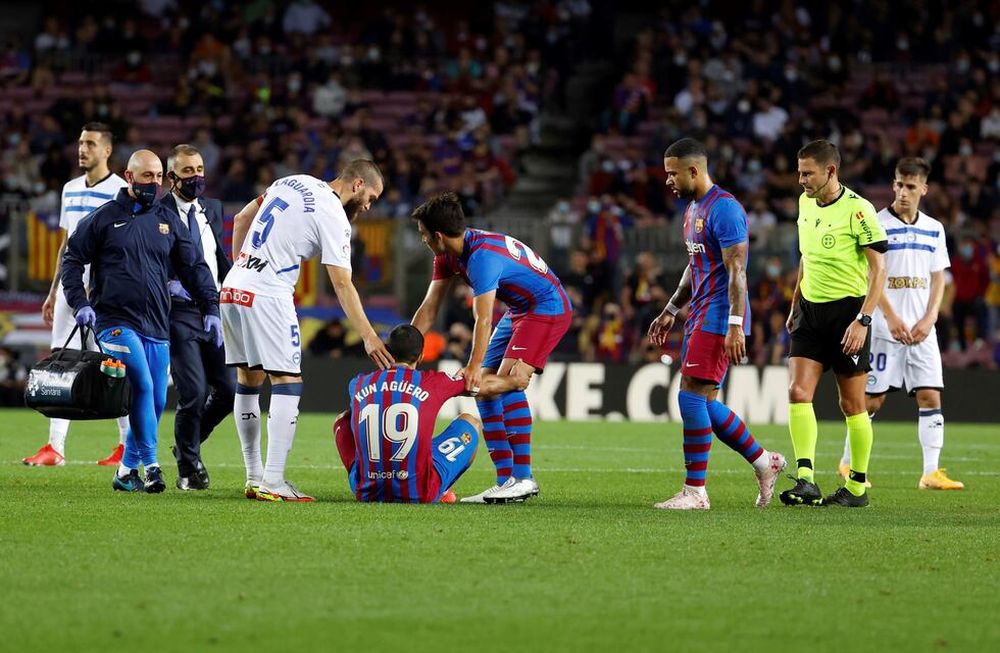 Kun Agüero preocupó en Barcelona por un golpe en el pecho que lo sacó del partido.