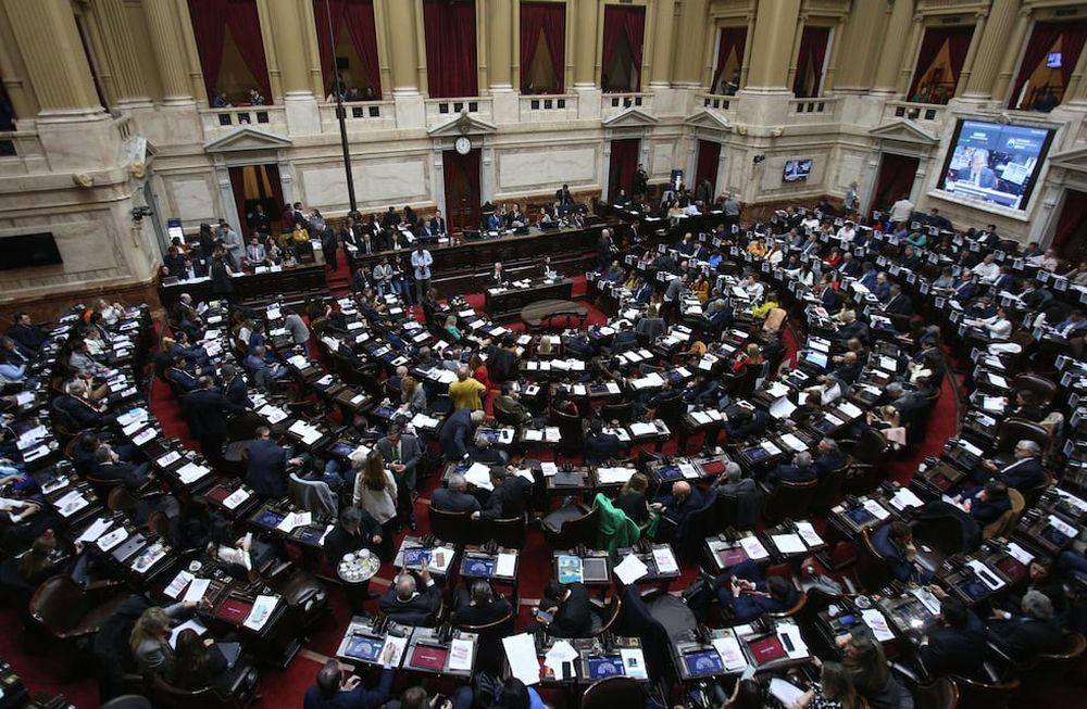 En la Cámara de Diputados se desarrolla la sesión especial para convalidar el proyecto de Ley Bases y el Paquete Fiscal, que incluye la reposición del Impuesto a las Ganancias. Foto NA: DANIEL VIDES